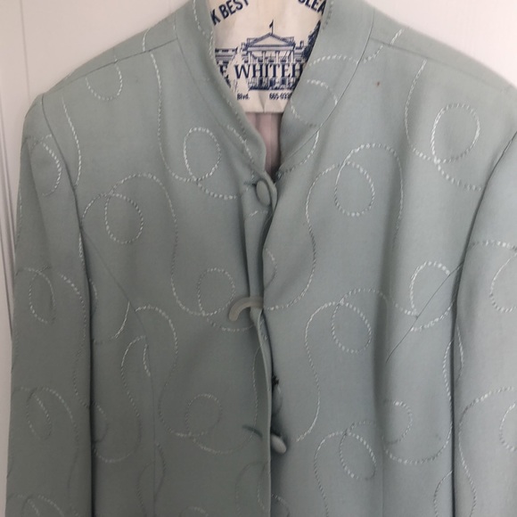 Womens suite with small lapel stain - Picture 2 of 2